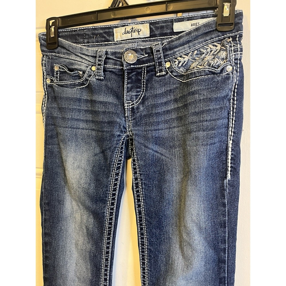 Daytrip Aries Dark Wash Jeans Size 26 Rhinestone Embroidered Pockets Stretch